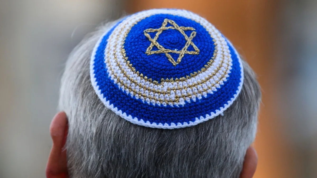 Kippa entwendet: Unbekannter stiehlt Mann die Kippa