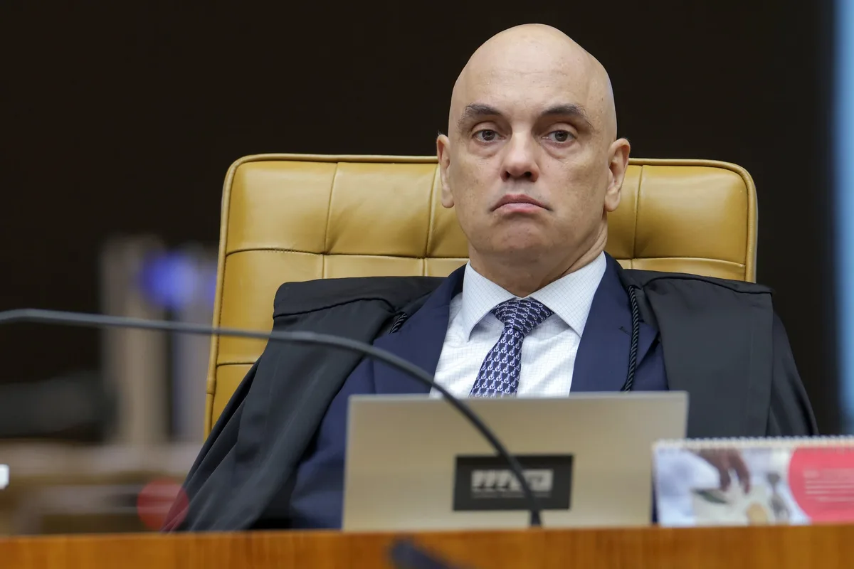 Moraes autoriza busca contra jornalista após divulgação de fotos de Dino em carro oficial