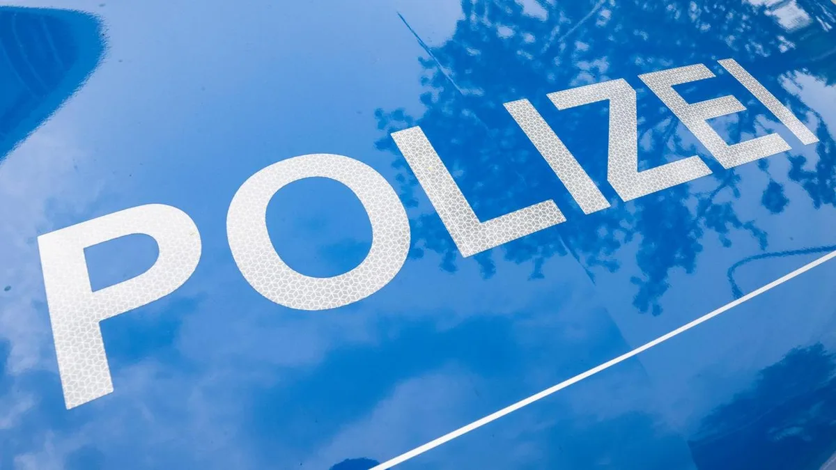 Schäden an Auto: Beschädigter Luxuswagen – vermutlich durch Wasserbombe