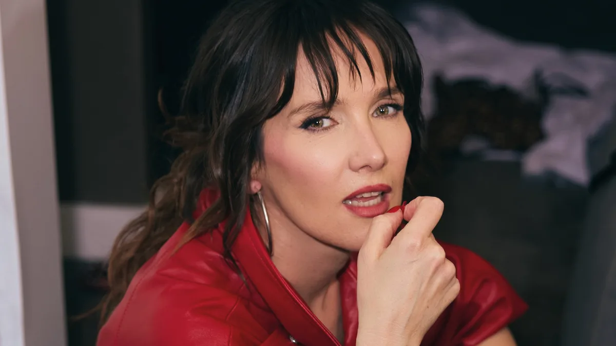Natalia Oreiro llevó al límite el maximalismo: trench rojo, botas animal print y medias de encaje en un mismo look