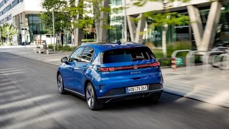 heise+ | Kleinwagen im Kostenvergleich: VW ID. Polo gegen Polo, Ibiza und Cupra Raval