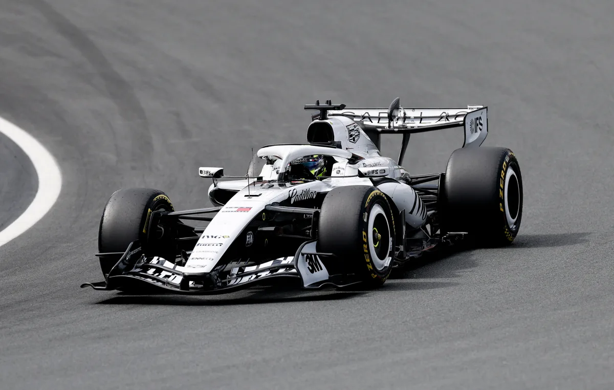 Checo Pérez vuelve a sufrir con su Cadillac y queda rezagado en la Sprint de Países Bajos 2026