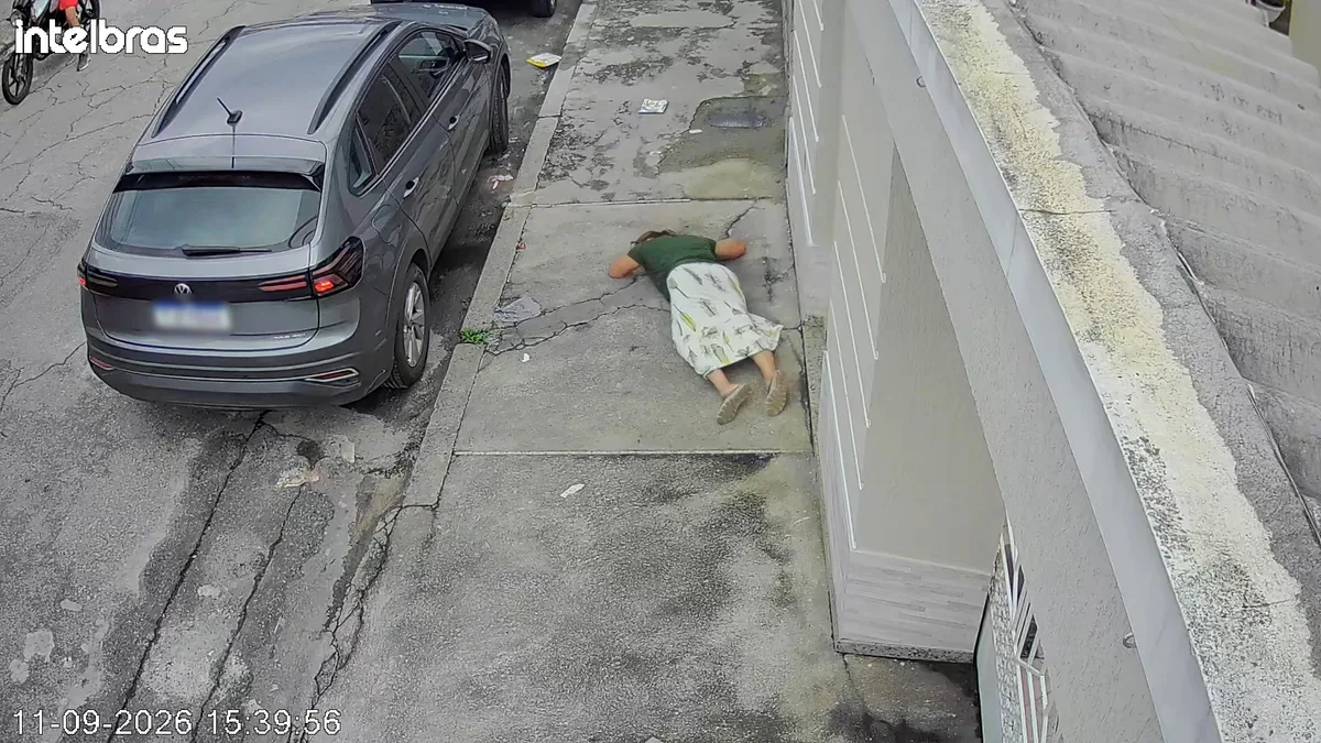 VÍDEO: mulher desmaia após ser assaltada no Rio