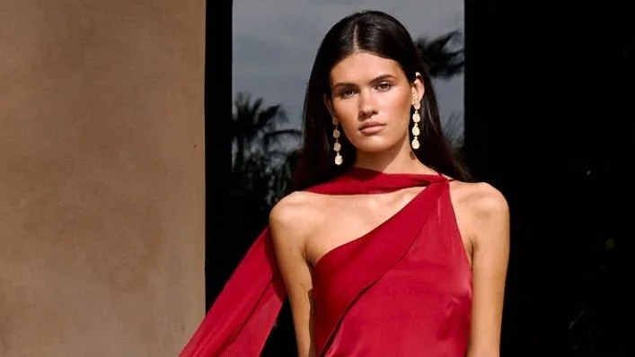 El vestido 'tomate' es lo que necesitas para dar color a los últimos días del verano y primeros del otoño