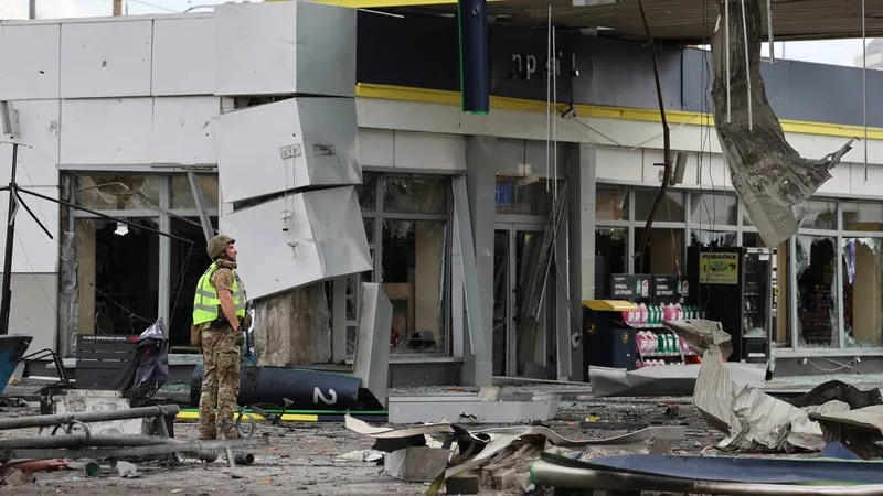Deux morts et neuf blessés après l'attaque de plusieurs stations-service à Kiev par des drones russes
