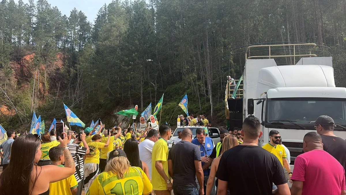 Flávio Bolsonaro, candidato do PL à Presidência, faz campanha no sul do estado do Rio