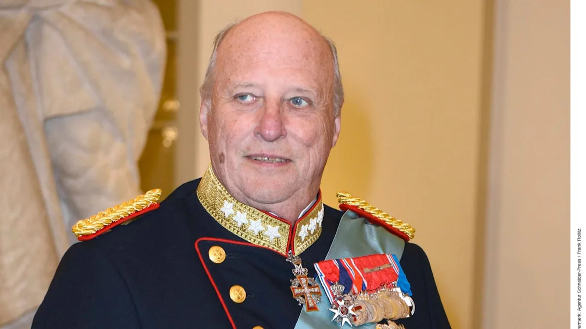 Sarg wird ins Schloss überführt - Letztes Geleit für König Harald