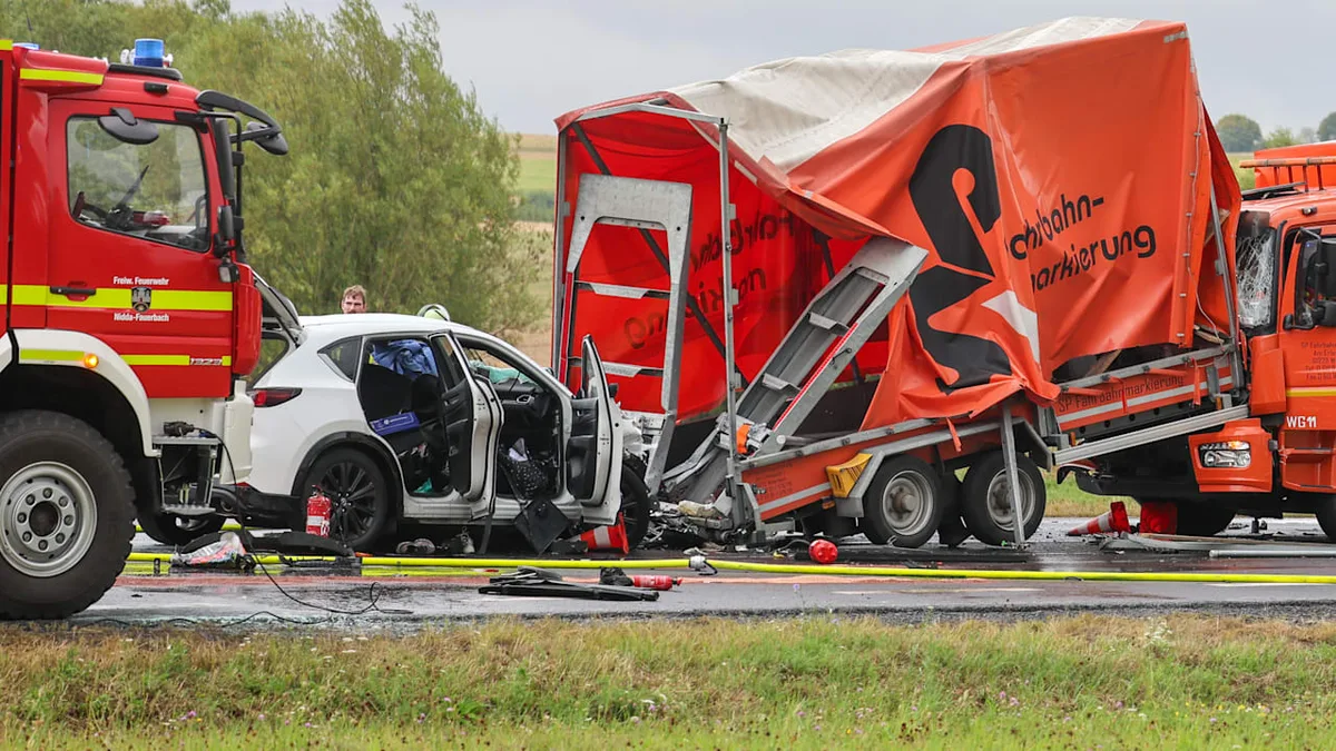 Sieben Personen im Fünfsitzer - Todescrash bei Markierungs-Arbeiten