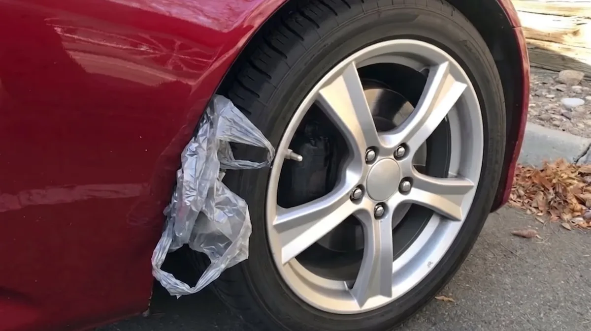 Qué significa encontrar una bolsa atada en la rueda del auto y por qué es importante saber qué hacer