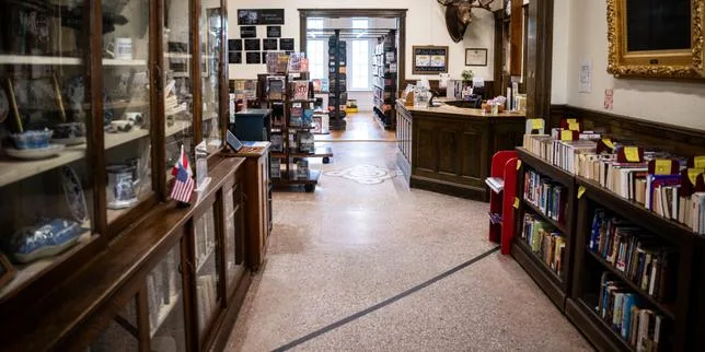 A cheval sur la frontière entre le Canada et les Etats-Unis, la petite bibliothèque qui tient tête à Donald Trump