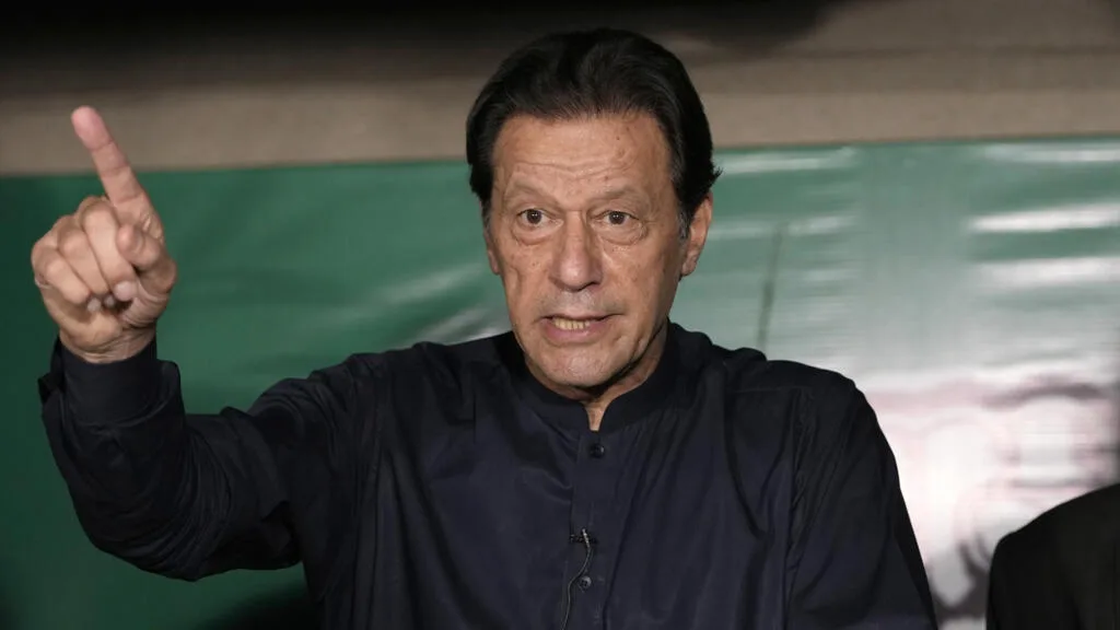 Pakistan: le gouvernement conteste le transfert de l'ex-Premier ministre Imran Khan vers un hôpital privé