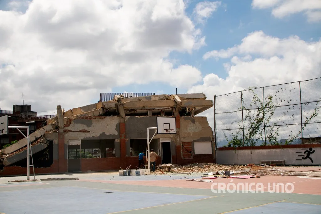 EN FOTOS | Siete pisos de historia quedaron reducidos a ruinas en el Colegio San Judas Tadeo de La Pastora