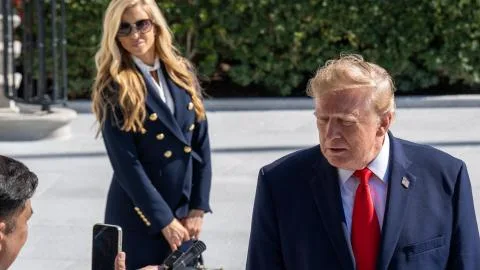 La nueva portavoz de la Casa Blanca se estrena con polémica: sin apenas preguntas o llamando "presidente" a su marido