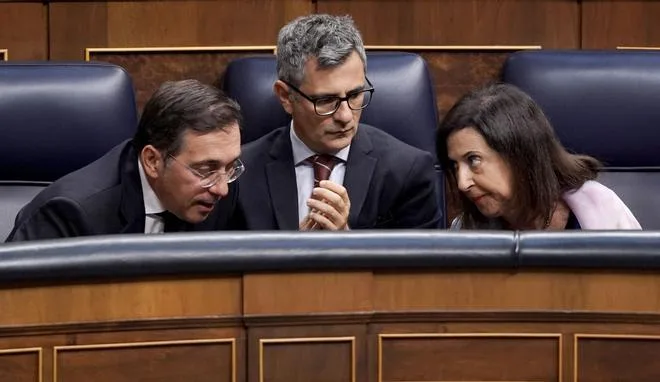 Frío respaldo de Robles a Sánchez durante sus explicaciones en el Congreso