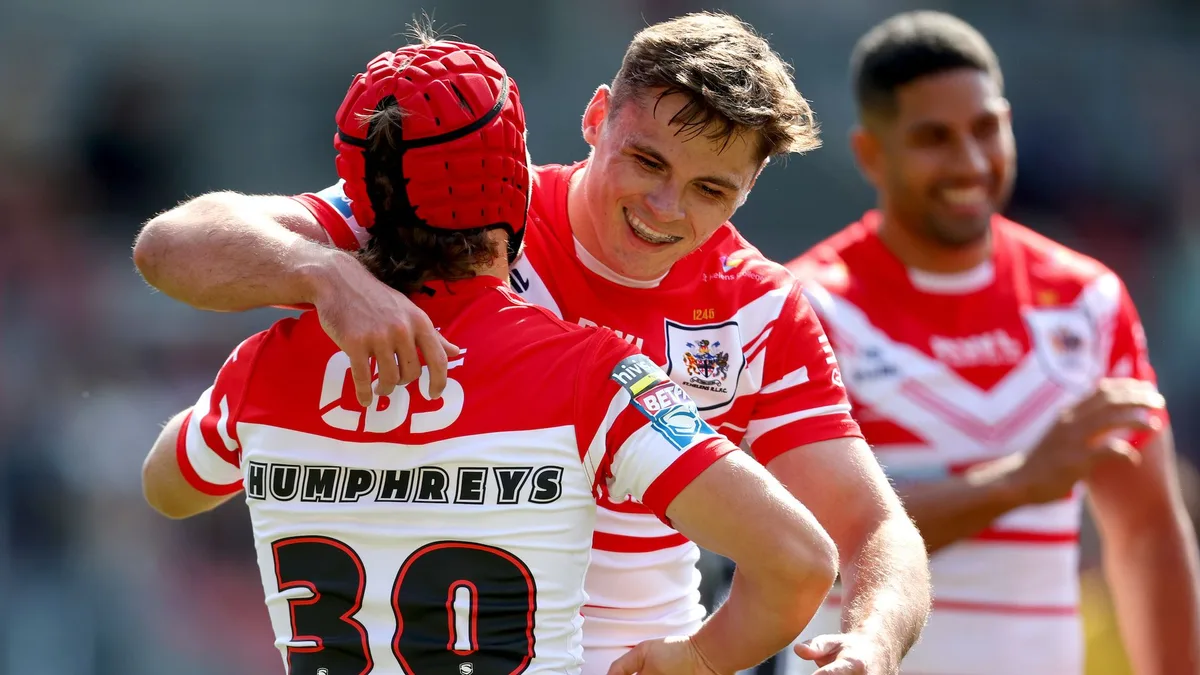 Saints keep Super League play-off hopes alive over 10-man Castleford