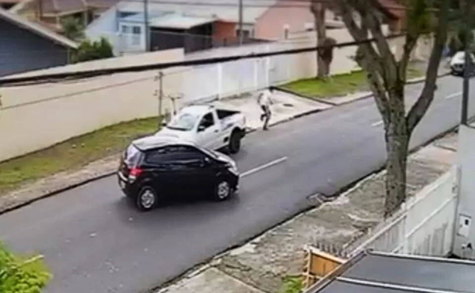 Assista! Câmera flagra homem escapando de ataque a tiros em plena luz do dia no Cajuru, em Curitiba
