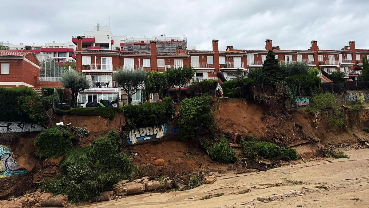 La riera de Alella deja cinco casas al borde del abismo en El Masnou