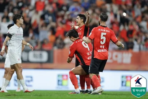 '후반전 골!골!' K리그1 강원, 포항 2-0 꺾고 3위로 상승(종합)