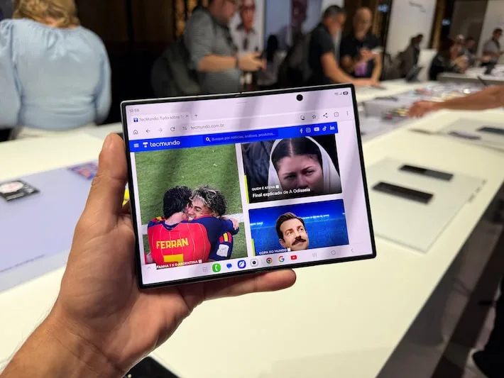 Como funciona uma tela de celular dobrável?