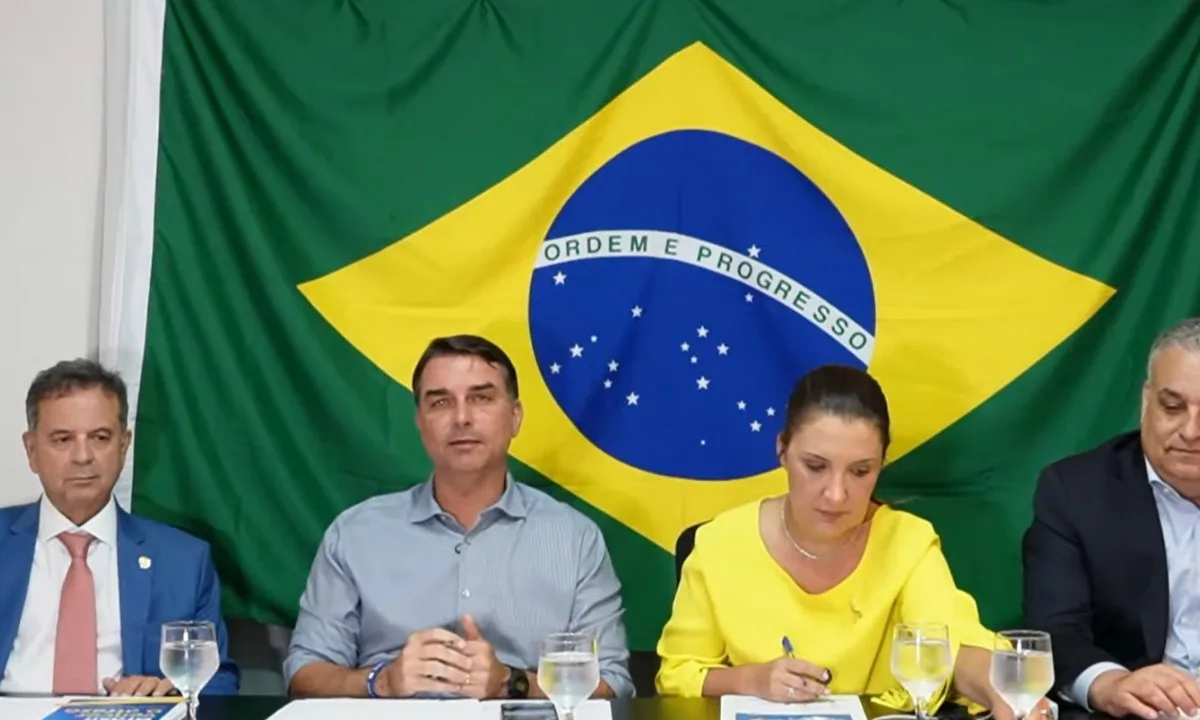 Flávio Bolsonaro faz live com aliados e apresenta plano com 'tesouraço' de gastos e limites para decisões do STF