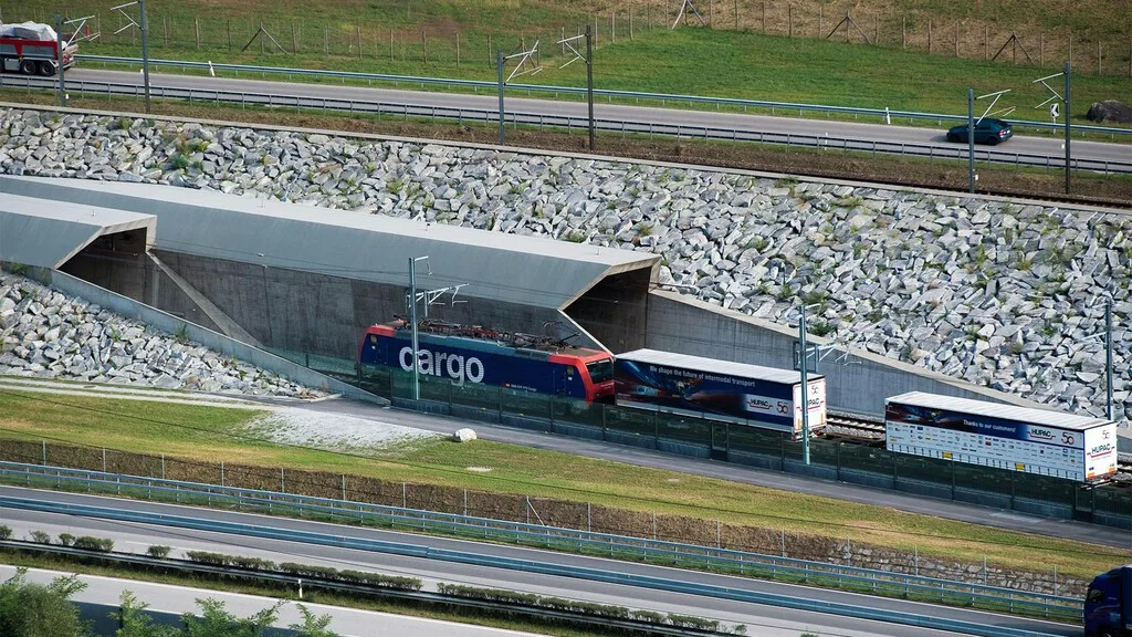 Los Alpes planteaban a Suiza un problema gigantesco. Su solución ha sido convertir el subsuelo en una pieza clave de su infraestructura