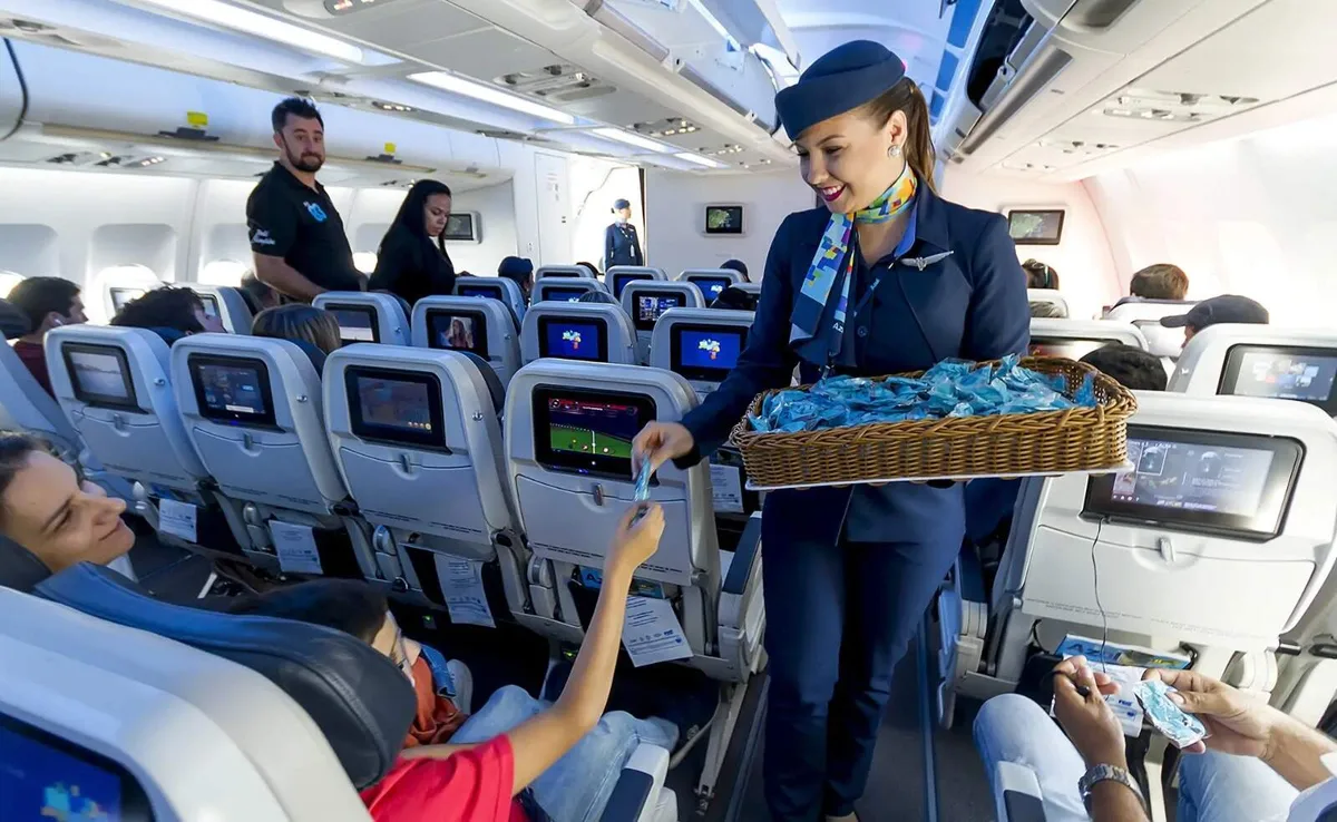 Anvisa aperta controle sobre água e comida servidas dentro de aviões