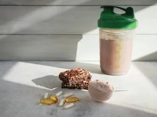 Un petit‑déjeuner hyper-protéiné permet-il vraiment de gagner en masse musculaire sans faire d’exercice ?