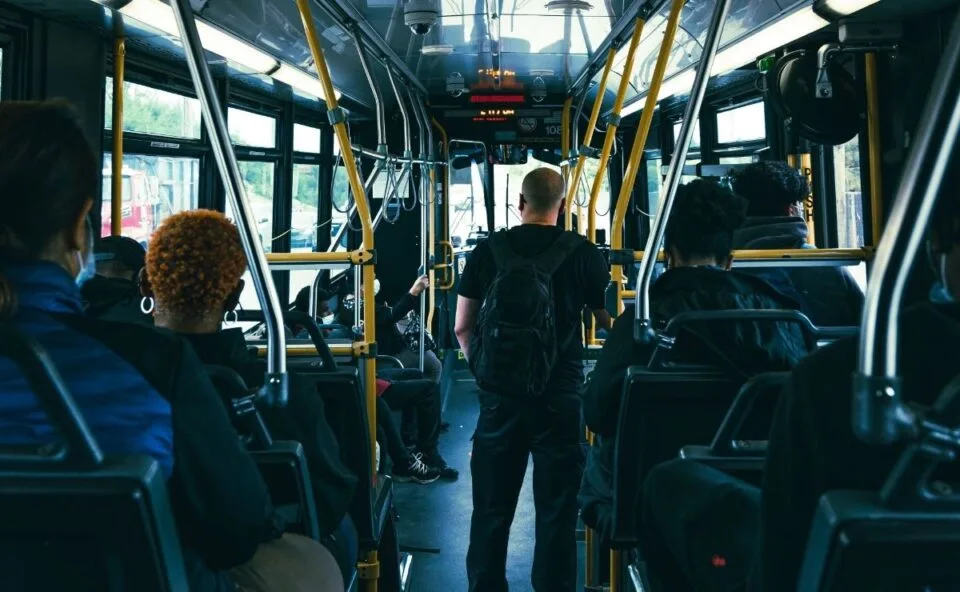 Motorista de ônibus recusou fazer o curso para acumular a função de cobrador depois de 25 anos só dirigindo, foi demitido por justa causa e agora o TST confirmou a demissão: recusa a treinamento exigido por lei é indisciplina, decidiu a Quinta Turma