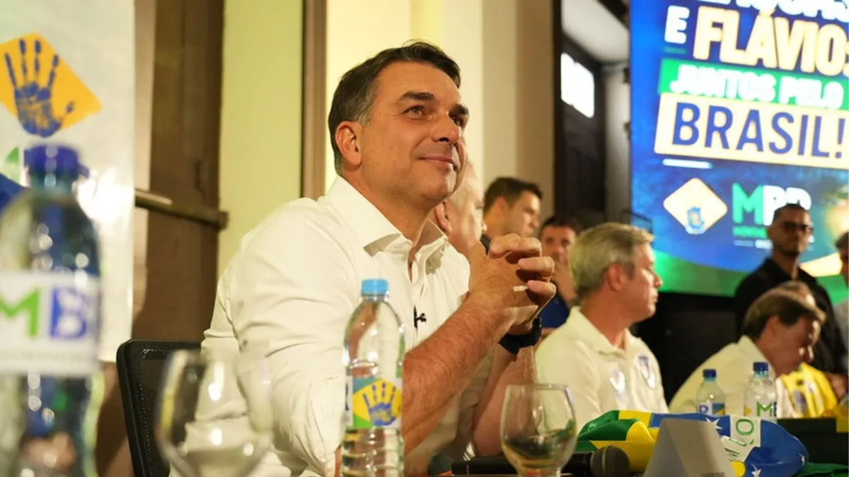 Flávio Bolsonaro promete anúncio surpresa durante sabatina em rede nacional nesta sexta