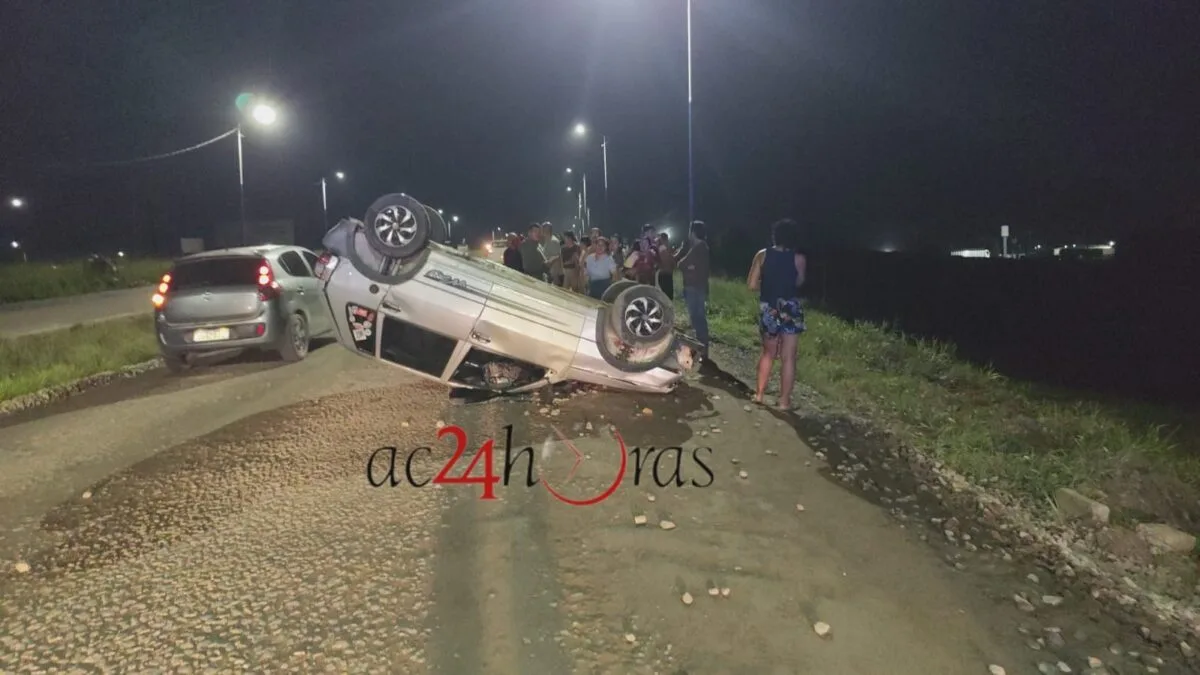 Acidente deixa feridos e dois carros capotados na BR-364