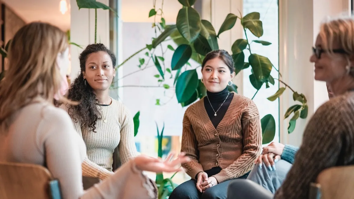 Menschen, die in einer Gruppe wenig sprechen, sind laut Psychologie nicht desinteressiert, sondern beobachten eher ihre Umgebung, bevor sie selbst sprechen.