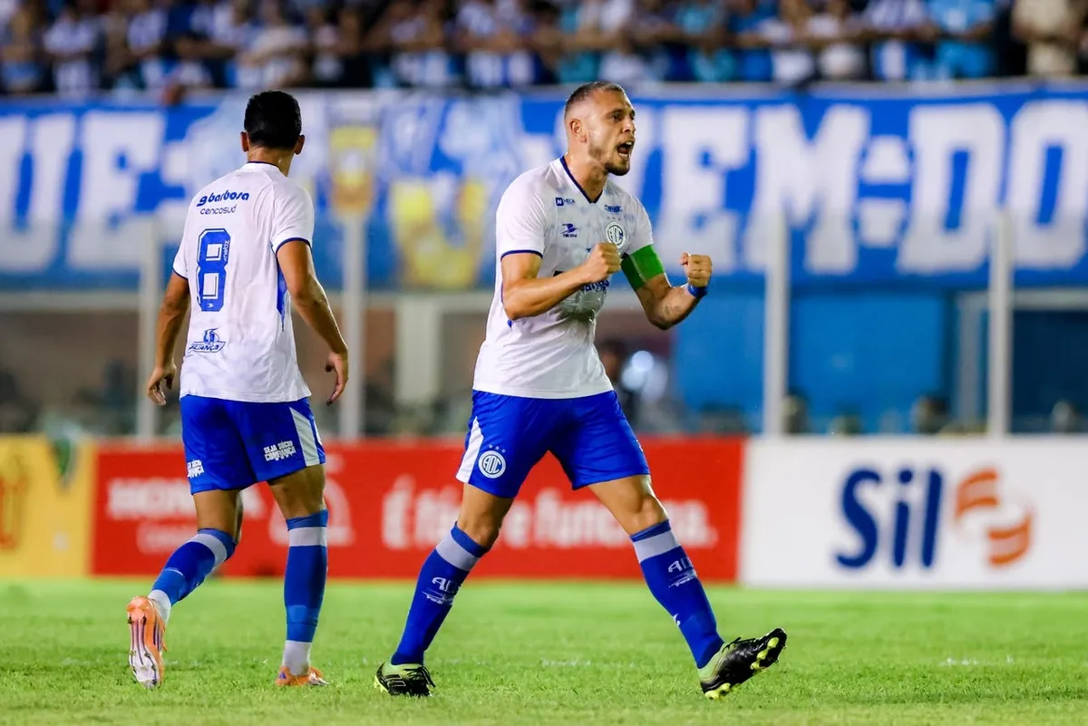 Com cinco gols, zagueiro Ícaro assume artilharia do Confiança em 2026