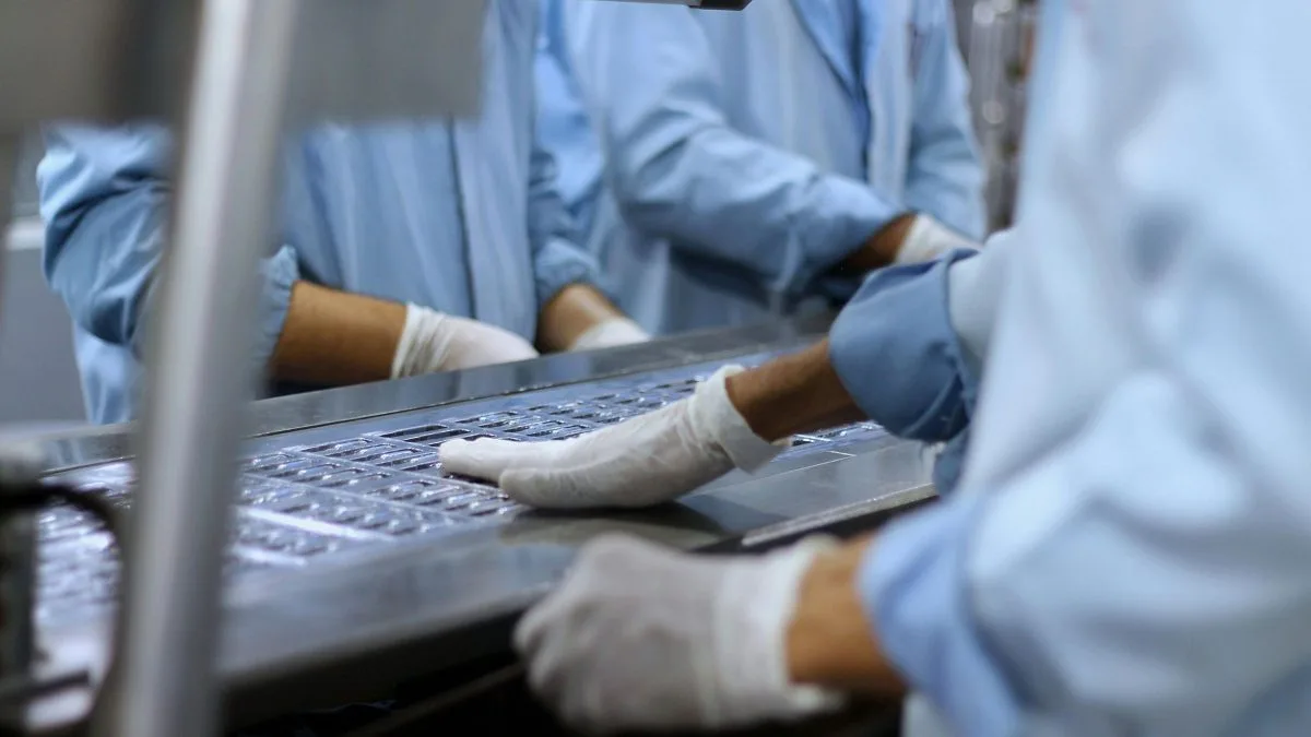 Indústria farmacêutica registra mais de 14 mil demissões em 2026, mas resultado revela mudança no setor com surgimento de vagas técnicas