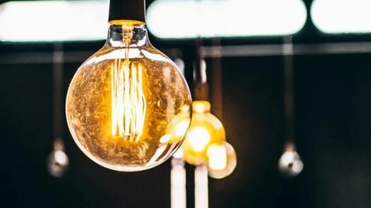 Precio de la luz hasta que pasen los vaivenes: las grandes comercializadoras se lanzan a ofrecer tarifas fijas a cinco y diez años