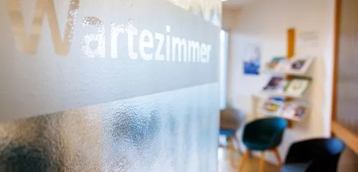 Ärztekammer: Strafen für Menschen, die sich beim Facharzt vordrängeln