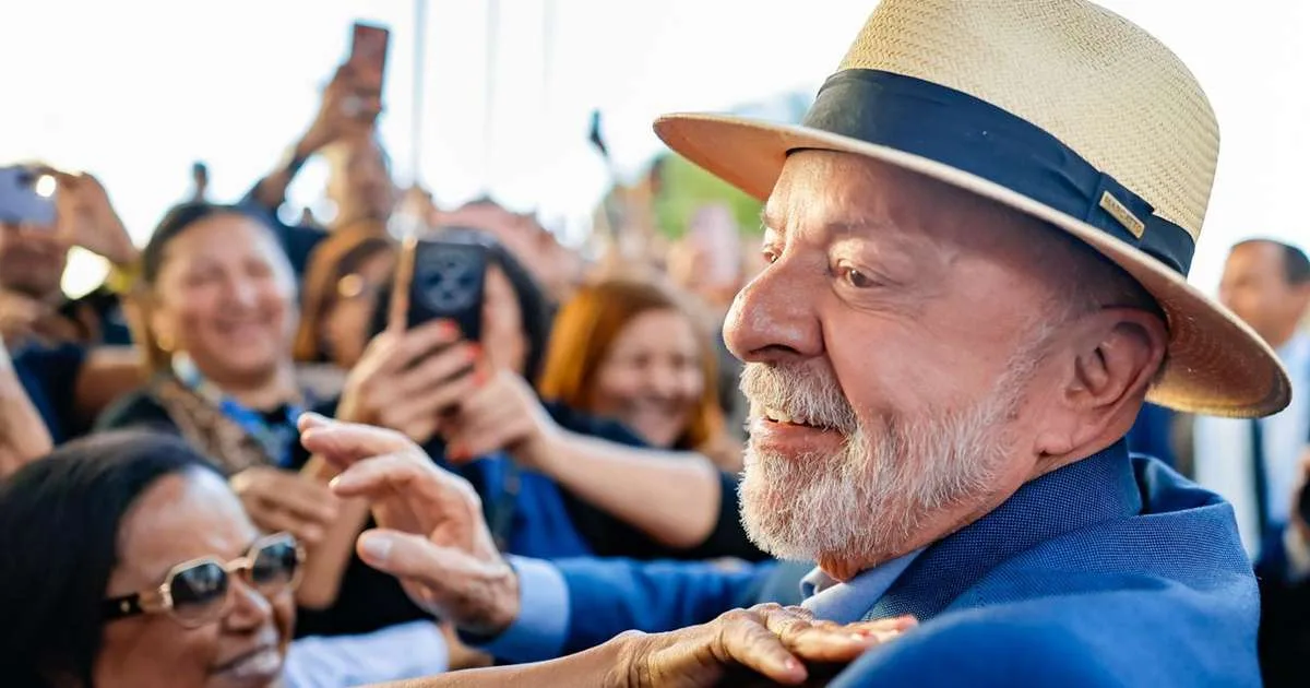 Chapéu de Lula na foto da urna renova imagem, mas traz riscos, avalia especialista