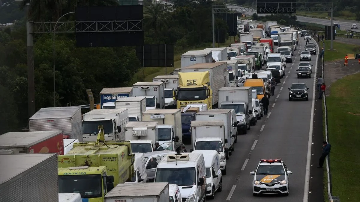 Governo já começa a penalizar empresas que descumprirem nova regra para o frete no Brasil; entenda