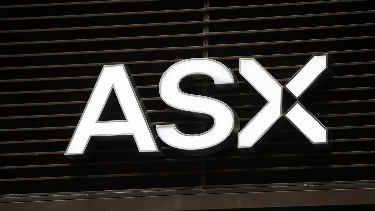 ASX 200 falls almost one per cent as oil prices spike and fears of a rate hike grow