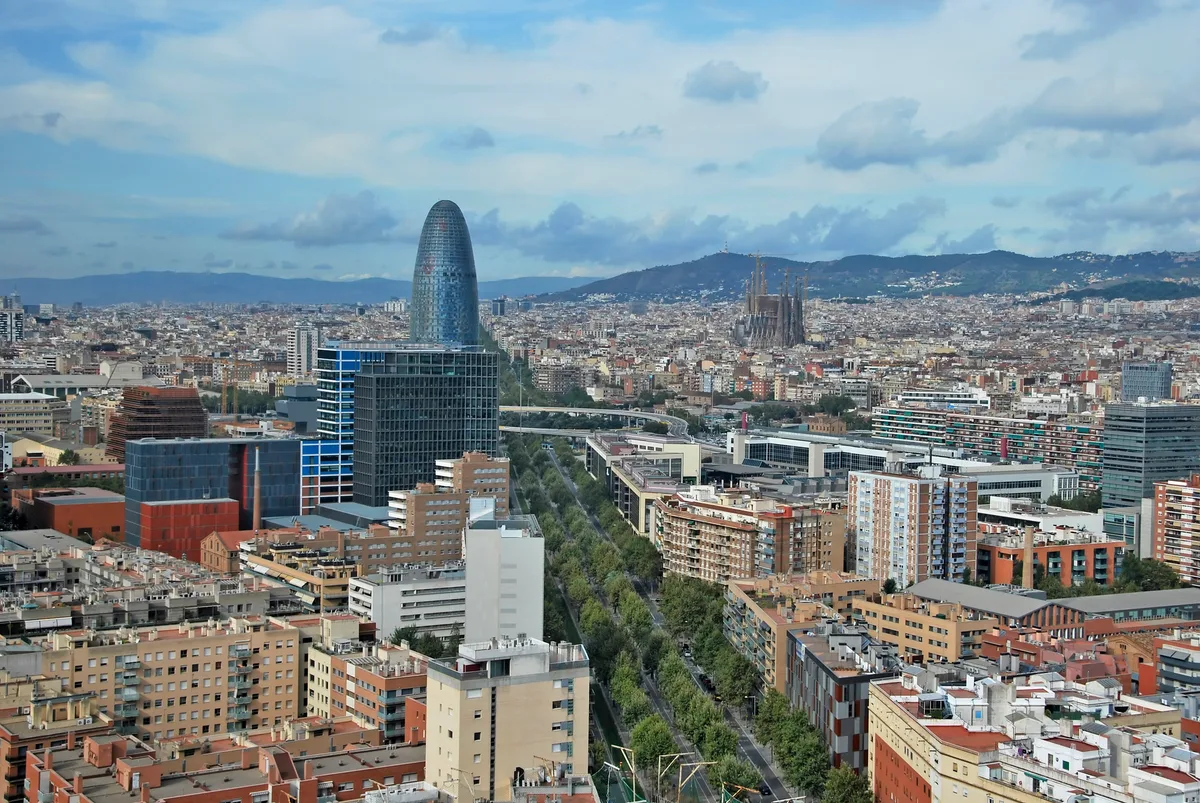 Cataluña pierde otras 143 empresas hasta junio, más que en todo 2025, y Madrid gana 60