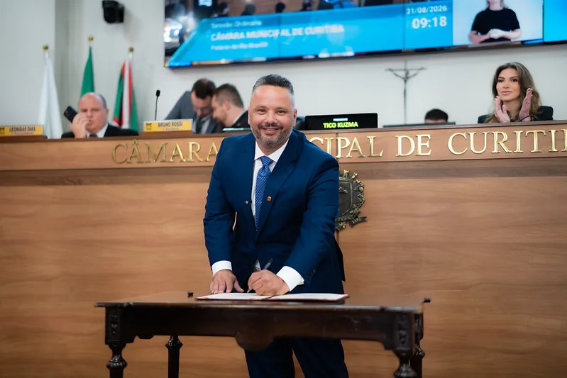 Luciano Carvalho assume mandato de vereador na Câmara de Curitiba