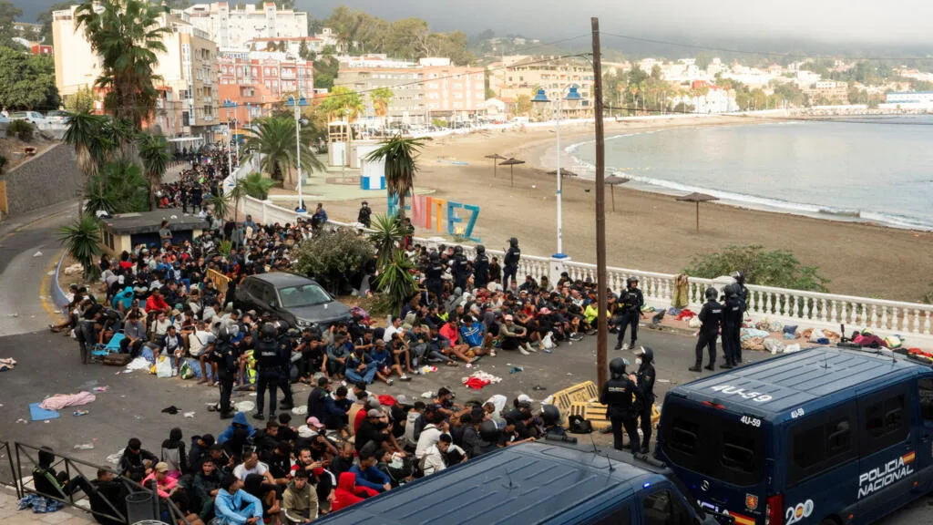 Sob tensão, Espanha transfere migrantes para abrigo temporário em Ceuta