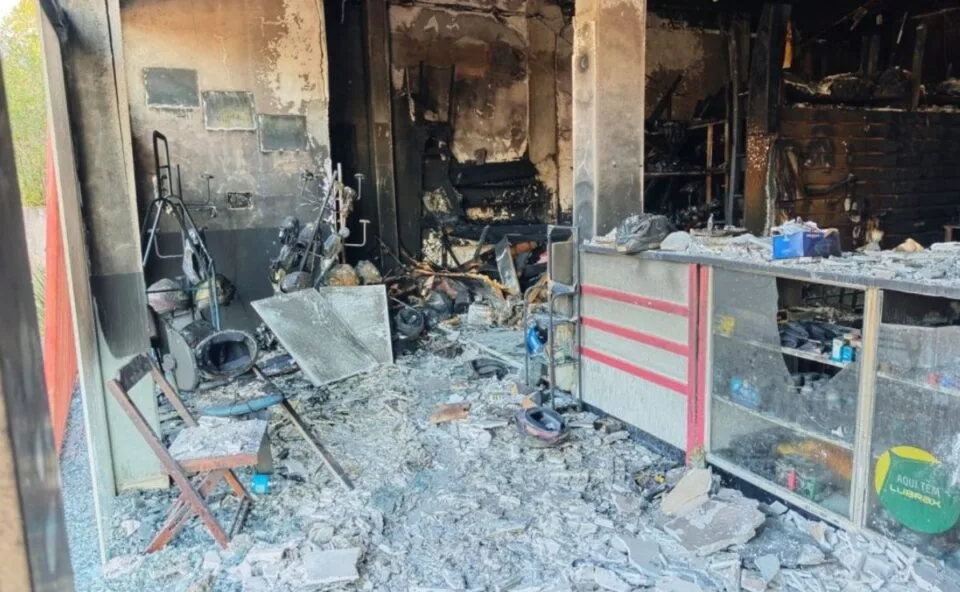 Incêndio de grandes proporções destrói oficina de motocicletas e queima vários veículos em Toledo