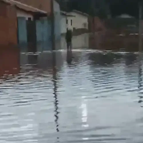 Em menos de 6 meses, residencial volta a alagar e água de esgoto invade casas