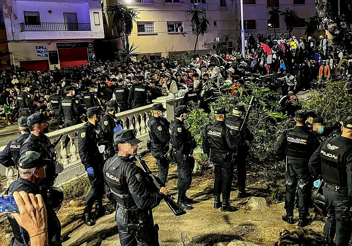 Crisis en Ceuta, en directo: traslado de inmigrantes a los campamentos y última hora hoy