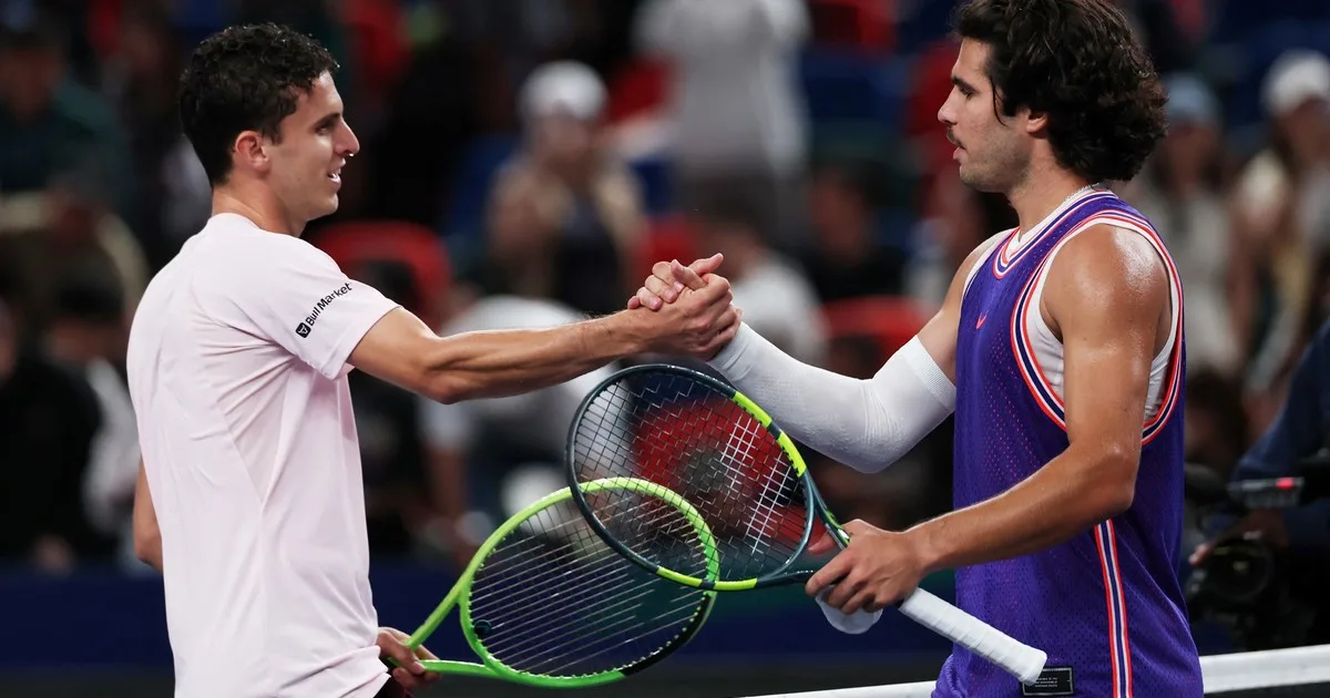 Carlos Alcaraz fue demasiado para Juan Manuel Cerúndolo, que se despidió del Masters 1000 de Shanghái
