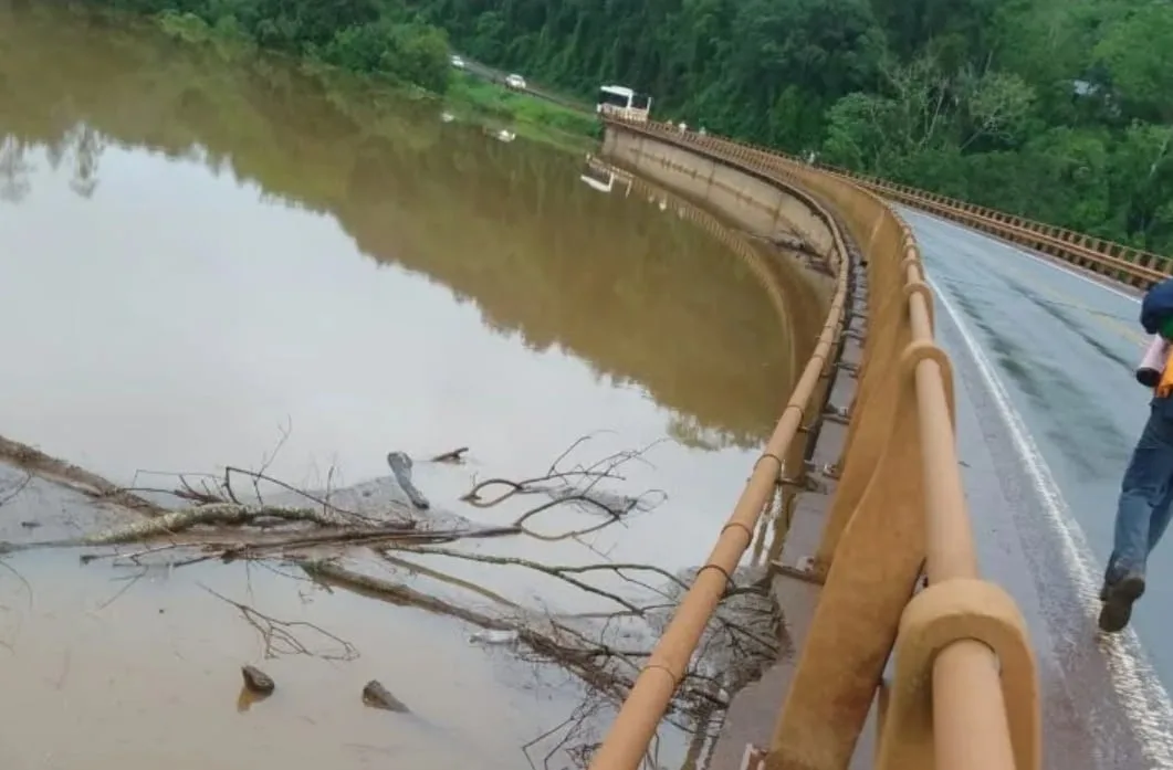 El antes y después de un puente en Misiones tras las lluvias asociadas con el fenómeno de El Niño