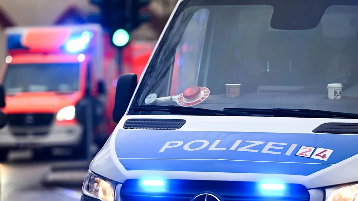 Mordkommission ermittelt - 18-Jährige zündet Rollstuhlfahrer (67) an