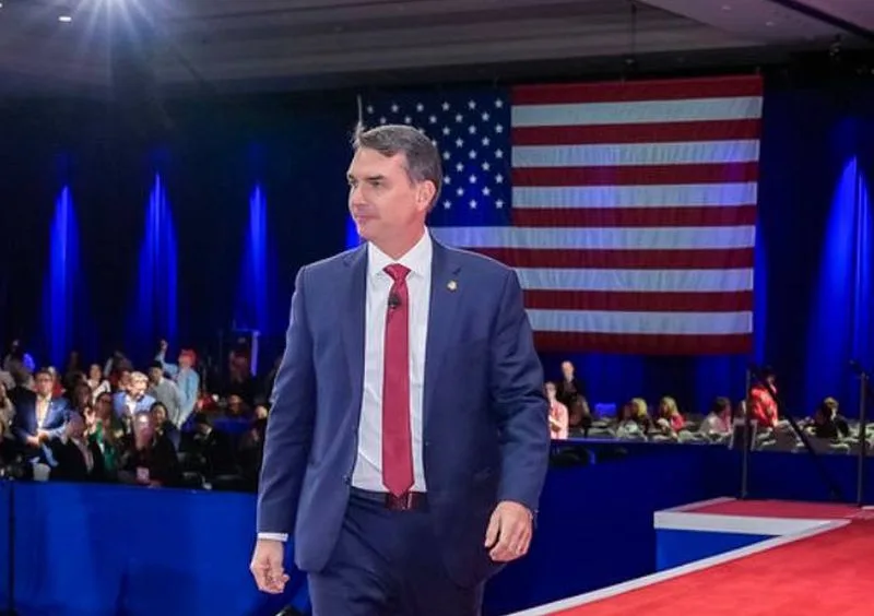 Empresários ligados Trump atuam na campanha de Flávio Bolsonaro, diz site