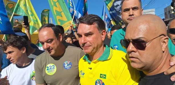 Flávio Bolsonaro usa pesquisas internas e diz que já está na frente de Lula