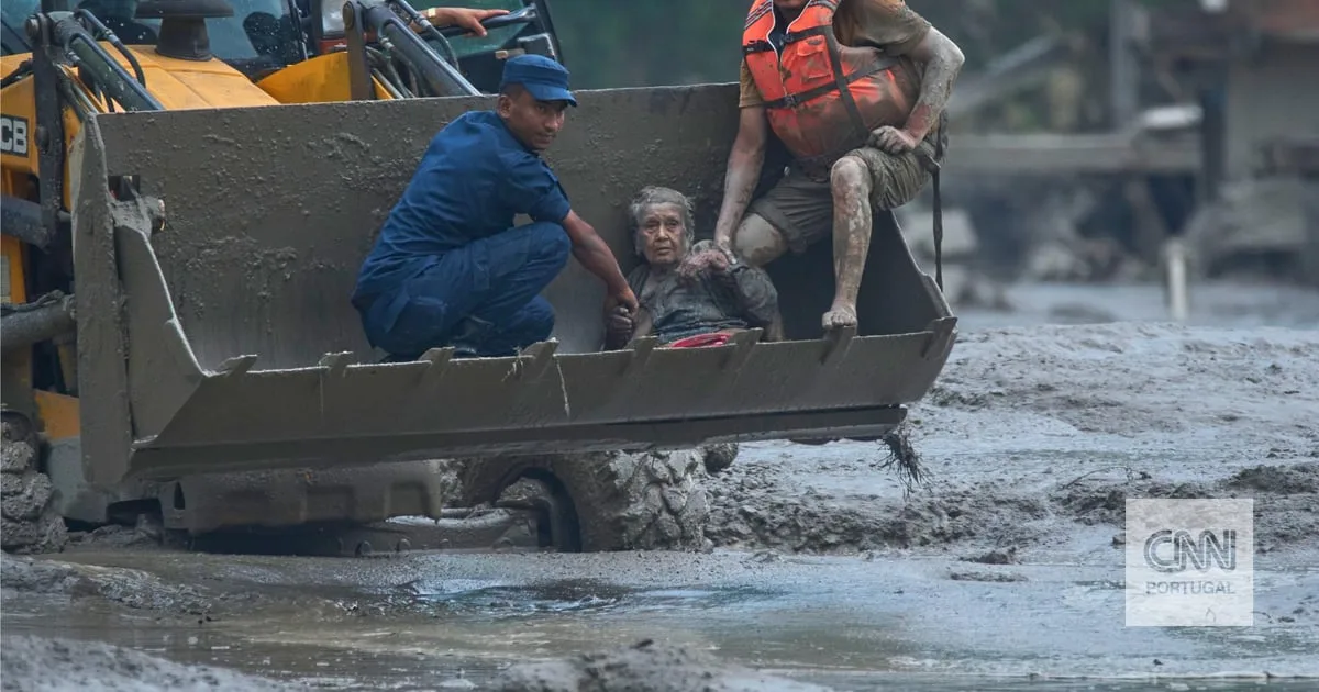 Cheias no Nepal e na China já provocaram mais de mil mortos